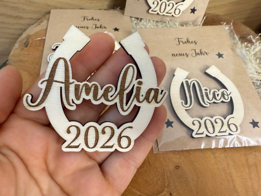 Neujahrsglücksbringer aus Holz mit Namen personalisiert für das Jahr 2026