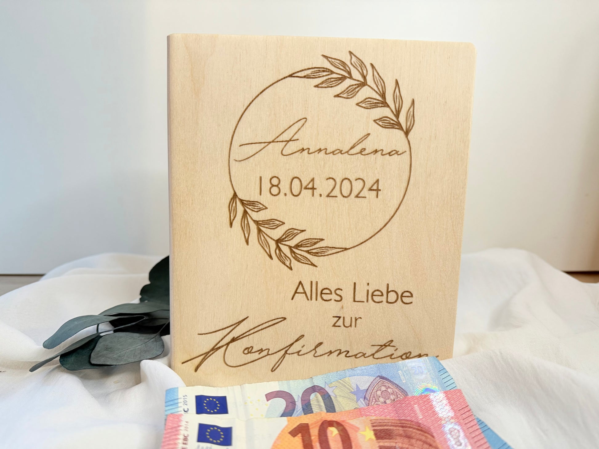 Tolle Geschenkidee zur Konfirmation. Spardose aus Holz in Buchform in der Größe 18x15 cm. Graviert wird die Spardose mit Namen und das Datum des Konfirmationkindes.
