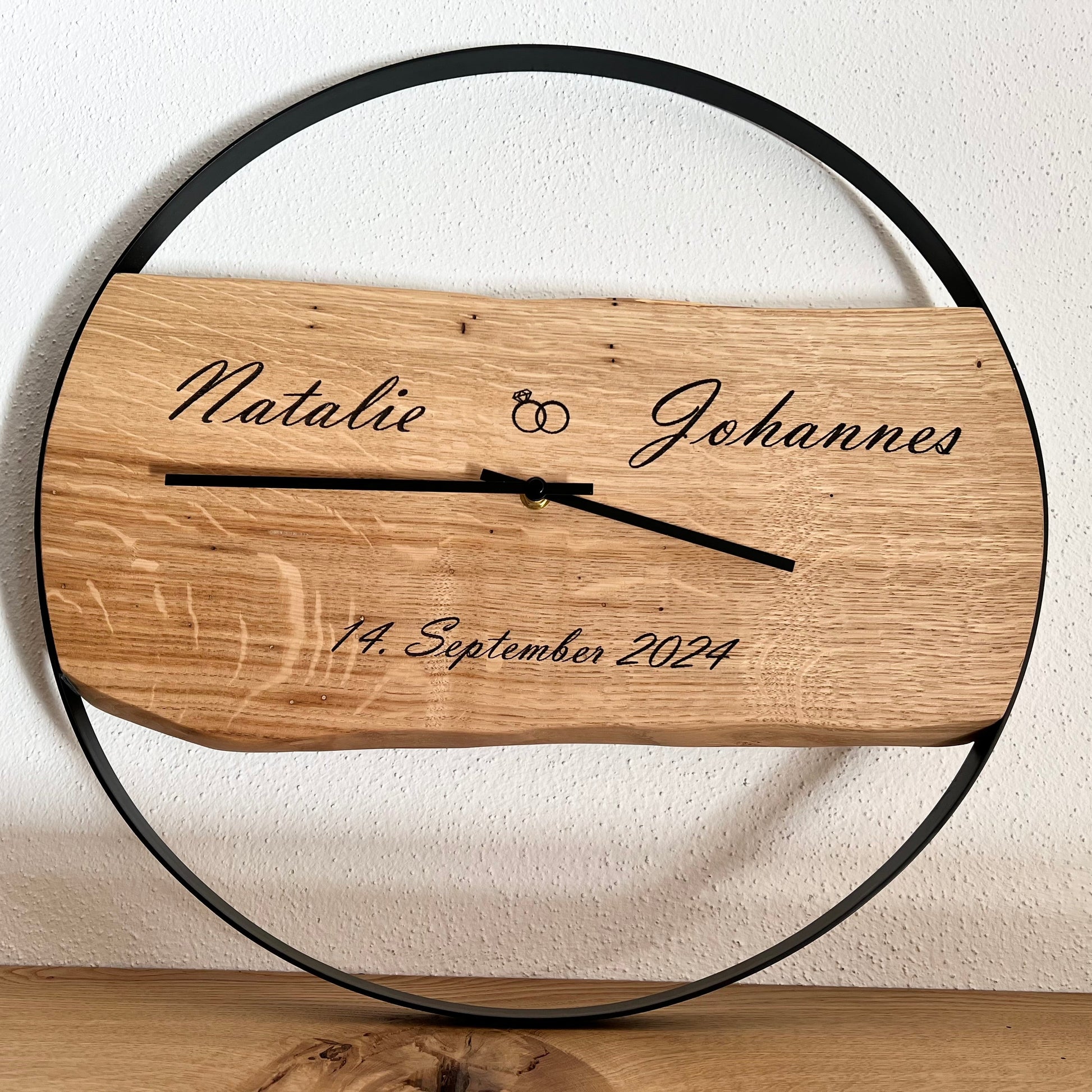 Wanduhr aus Holz graviert – TGkreativ