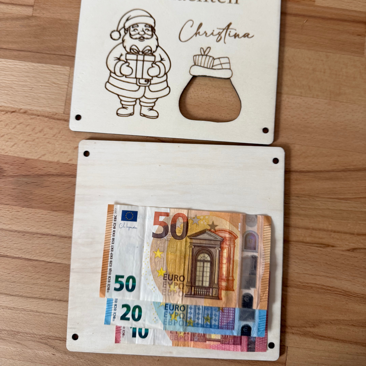 Personalisierte Holzkarte zu Weihnachten als kreative Verpackung für ein Geldgeschenk