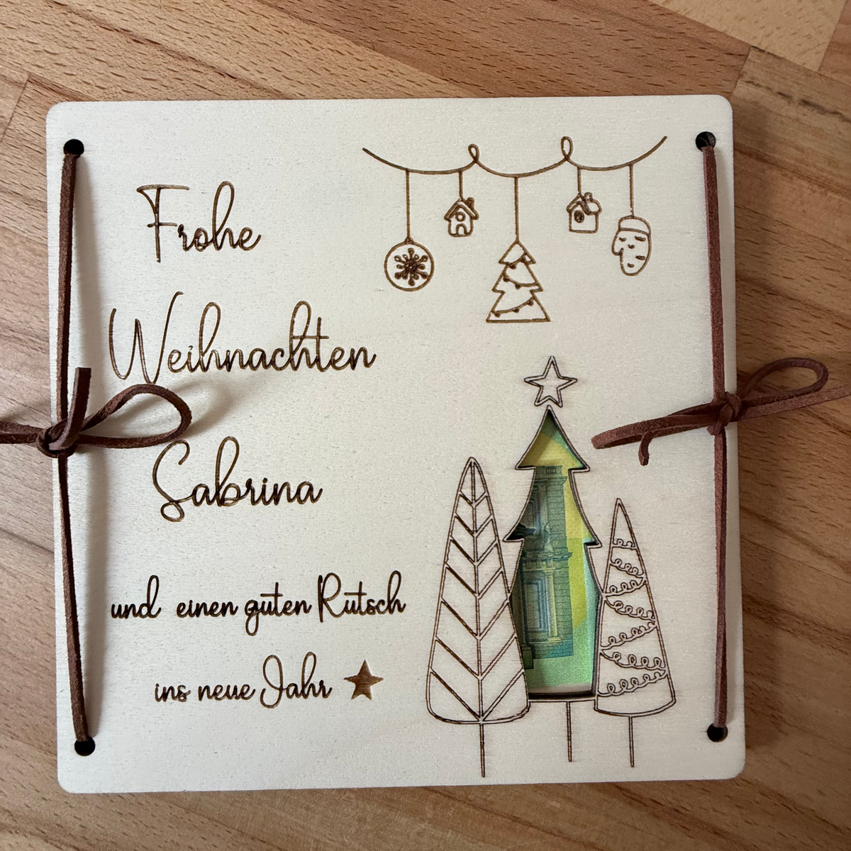 Personalisiertes Weihnachtsgeschenk aus Holz mit Name und Weihnachtsmotiv