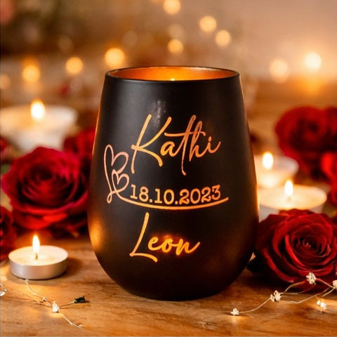 Personalisiertes Windlicht mit Gravur als stimmungsvolle Dekoration im Wohnzimmer
